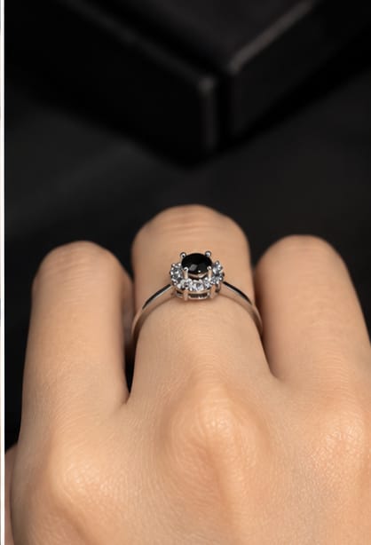 Adjustable Black Crystal Halo Ring – Elegant Silver-Tone Jewelry